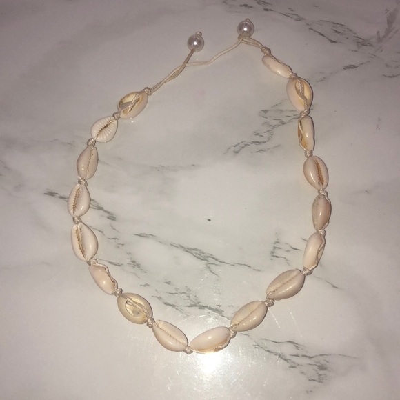 Brandy Melville Jewelry - VSCO SHELL NECKLACE💖🤩